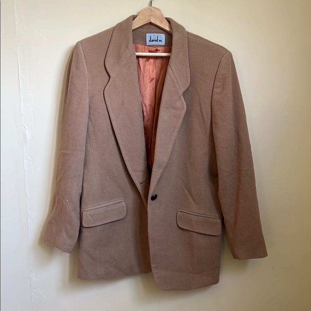 Vintage Tan Sport Coat with Notched Lapels and Structured Shoulders